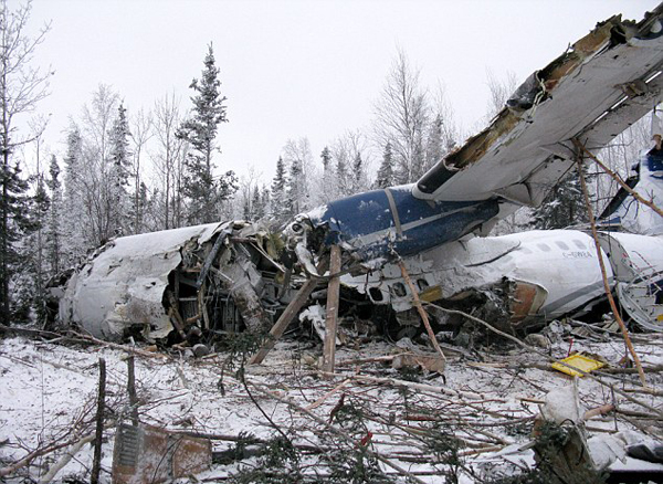 加拿大一飞机坠毁机上25人奇迹生还