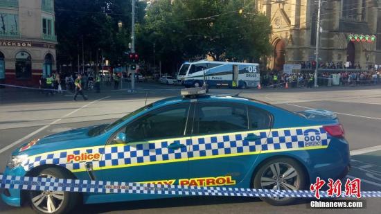 当地时间12月21日，澳大利亚墨尔本市中心发生汽车冲撞人群事件，造成至少十几人受伤。图为警方控制现场。 <a target='_blank' href='http://www.chinanews.com/'>中新社</a>发 嘉迪 摄