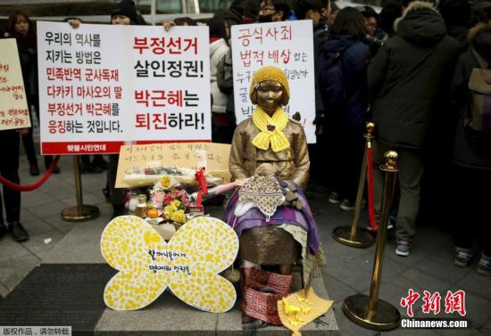 韩国民众将一座慰安妇少女铜像，放在日本大使馆前。