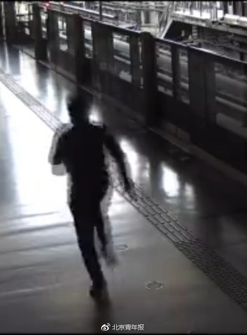 在逃嫌犯闯入北京地铁大兴线轨道 致46列地铁晚点