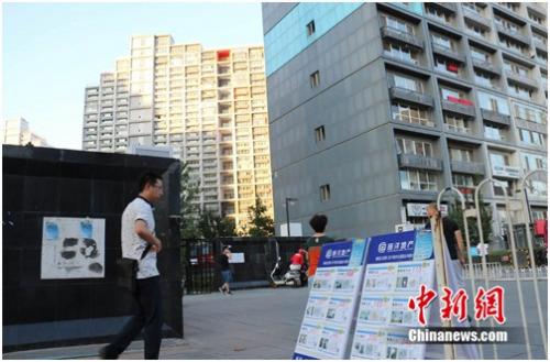 资料图：北京某小区门口摆放的房屋租售广告。