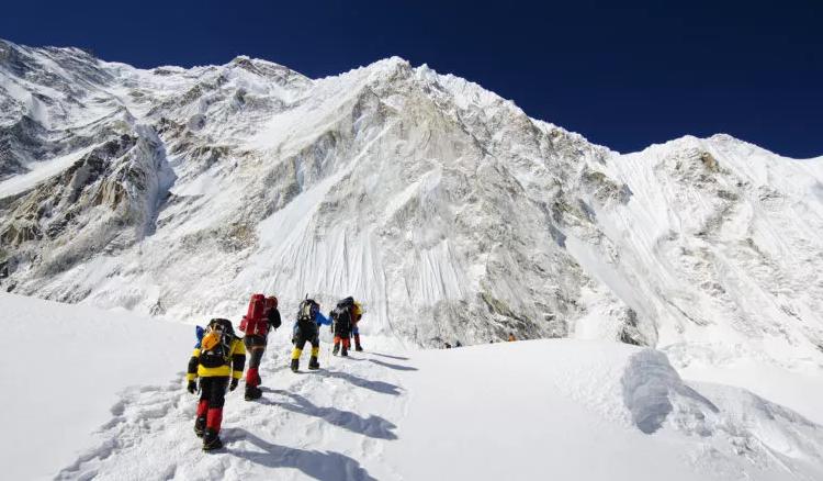 尼泊尔正式禁止个人登山者登山 包括其境内的珠峰