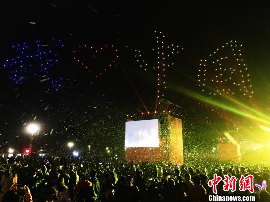 数百台无人机编队在空中拼出“我爱中国”字样 索有为 摄