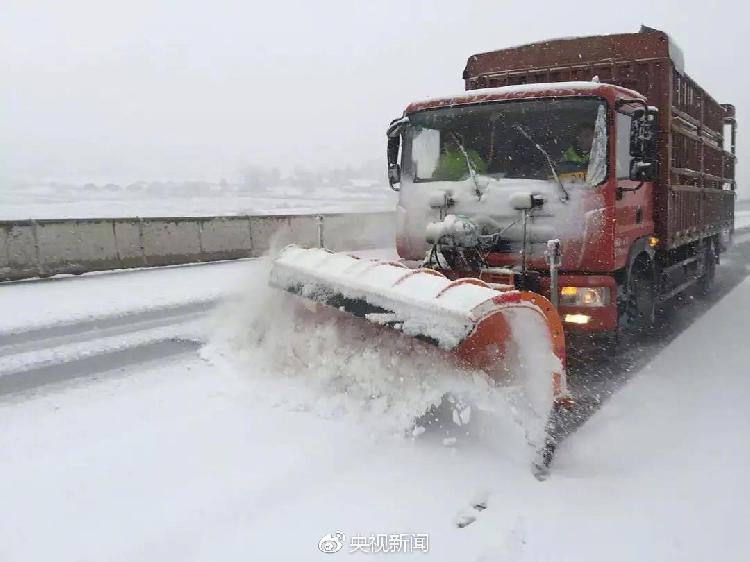 湖北汉十高速应对2018年首场降雪。.jpg