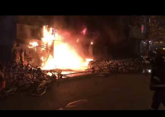 绵阳科委立交桥下一店铺发生火灾 无人员伤亡