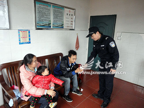昨日上午，谢东军带家人赶到派出所，对民警和两地铁路部门表示感谢。