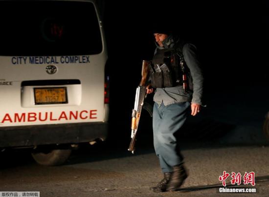 阿富汗内政部发言人拉希米(Nasrat Rahimi)表示，袭击已造成数人丧命，另有至少7人受伤，部分宾客已获救，一旦事件落幕，将发布伤亡数字。图为一名阿富汗警察持枪在事发现场附近执勤。
