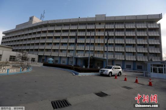 这家洲际酒店是喀布尔最豪华的酒店之一。截至目前，尚无任何组织或个人宣称制造这起袭击事件，此次事件已造成至少2名袭击者死亡。图为喀布尔洲际酒店资料图。