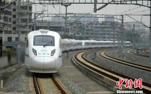 资料图：一列西成高铁动车组驶出车站。　刘忠俊 摄