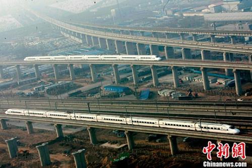 资料图：郑州至机场城际铁路开通运营。王中举 摄
