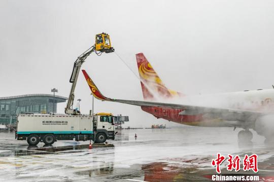 浙江降雪持续多地明显积雪萧山机场200余个航班取消
