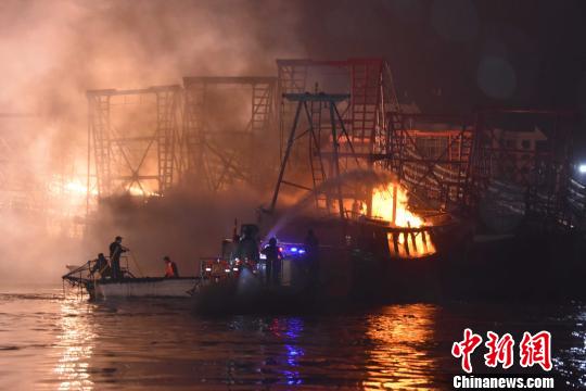 广西北海渔船起火致航道堵塞北海至涠洲岛航班延误