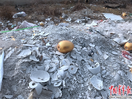 一只金蛋躺在废弃的石膏料上.jpg