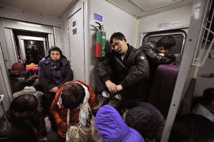 实拍凌晨春运列车:他们睡觉的身影让人心酸