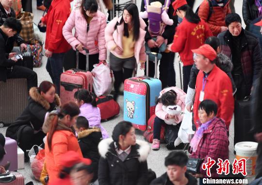 2月9日，福州火车北站一位小女孩抱着布娃娃在休息。随着春节日渐临近，福州火车站迎来节前春运客流高峰。　张斌　摄