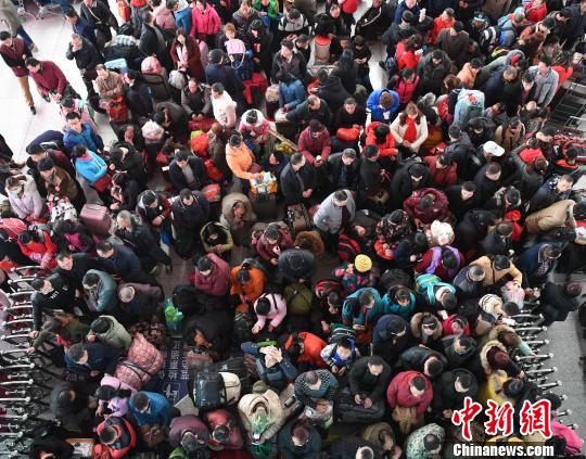 2月9日，福州火车北站旅客在候车厅排队等候检票上车。据中国铁路总公司消息，当日，全国铁路预计发送旅客940万人次，增开旅客列车944列。　张斌　摄