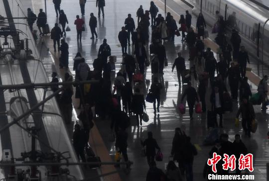 2月9日，福州火车北站旅客登列车返乡。据中国铁路总公司消息，当日，全国铁路预计发送旅客940万人次，增开旅客列车944列。　张斌　摄