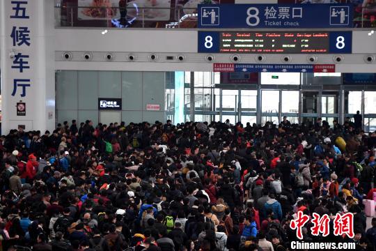 2月9日，福州火车北站旅客在候车厅排队等候检票上车。随着春节日渐临近，中国各地铁路迎来节前春运客流高峰。　张斌　摄