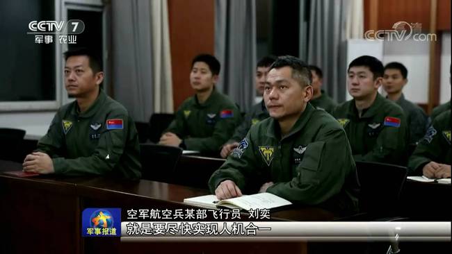 采访歼-20战斗机飞行员，其右胸徽章非常显眼