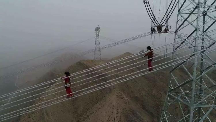 电网女生爬百米高铁塔施工上电视 妈妈千里追问