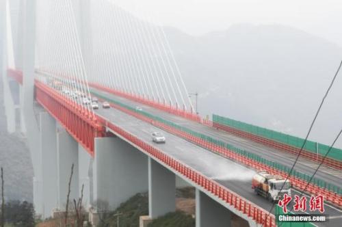 2月1日，养护车在北盘江大桥桥面上喷洒融雪剂。<a target='_blank' href='http://www.chinanews.com/'>中新社</a>记者 贺俊怡 摄