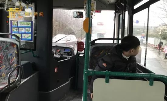14岁男孩大过年每天坐6趟公交车 只为了一句承诺