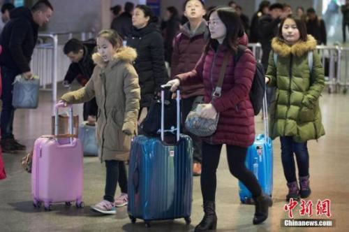 资料图：2017年2月2日，旅客从南京火车站出站。当日是鸡年春节假期最后一天，各地迎来返程客流。 <a target='_blank' href='http://www.chinanews.com/'>中新社</a>记者 泱波 摄