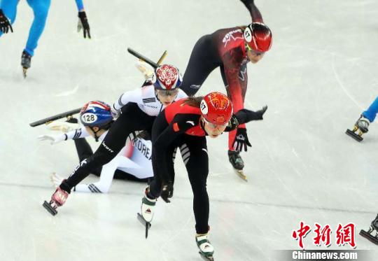 女子3000米接力比赛，韩国队摔倒瞬间。　宋吉河 摄