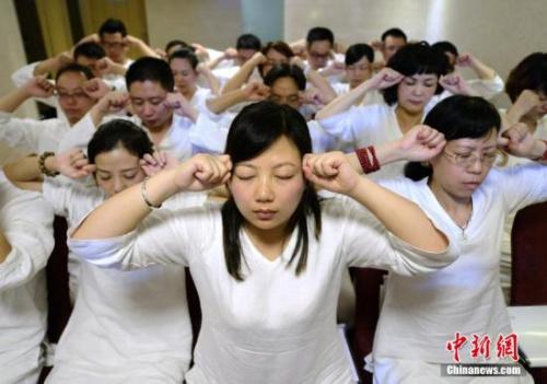 资料图：长沙首个睡眠班开课，学员们身穿白色睡衣做睡眠操。这些学员均为“白领”阶层，优质的睡眠或有助于缓解他们平日的工作压力。<a target='_blank' href='http://www.chinanews.com/'>中新社</a>发 杨华峰 摄