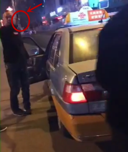 冒牌出租车司机拿手枪怒指乘客:没几秒驶离现场