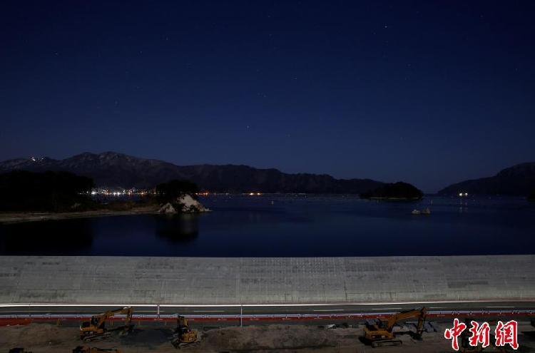岩手县山田村夜幕下的一段海啸墙。.png
