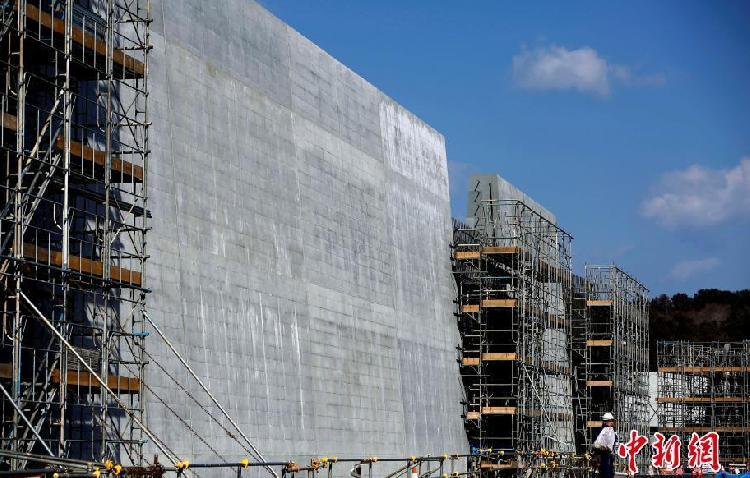当地时间2018年3月2日，一名工人在岩手县Taro村的海啸墙施工现场工作。.png
