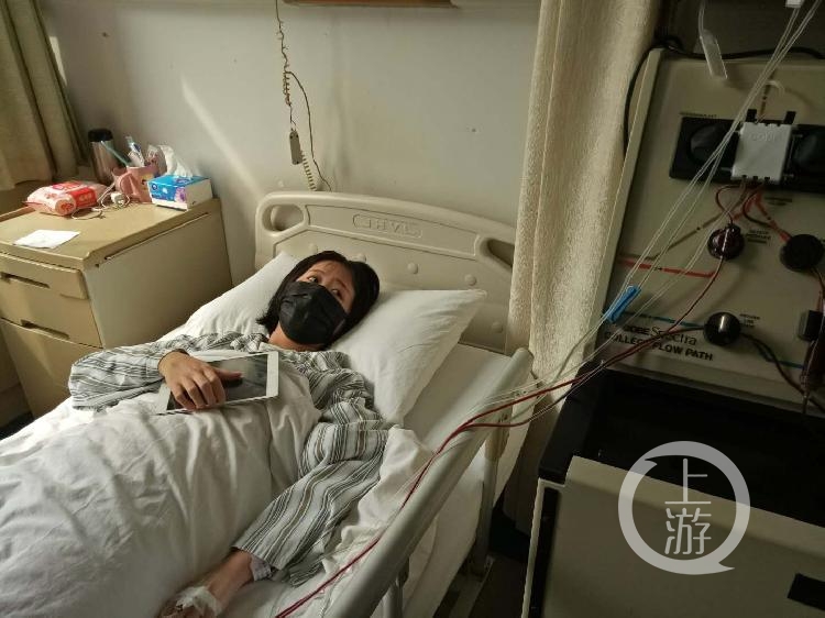 3月21日，正在医院病床上为爸爸捐髓的杨杨。牛泰摄影.jpg