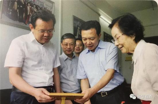 2017年7月13日，杨汉军看望张俐娜院士（右），商量成果转化事宜