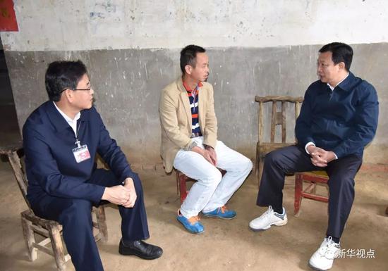 杨汉军（右）在武汉市新洲区调研精准扶贫和灾后重建工作（2016年10月14日摄）。