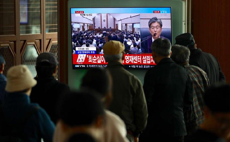 박근혜 실형에 차분한 청와대, 사과 없는 자유한국당