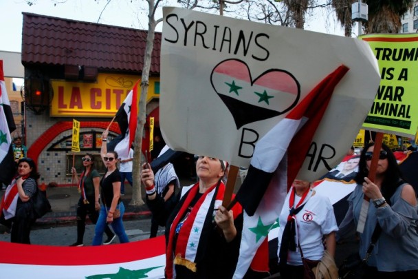 美国数十城民众抗议空袭叙利亚:<span style=