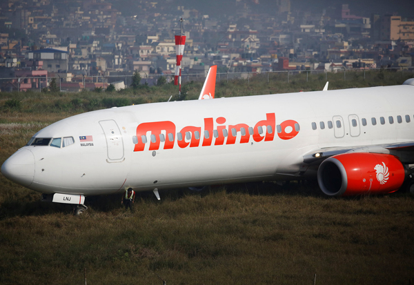 尼泊尔机场一客机起飞时冲出跑道（4月20日摄）。.jpg