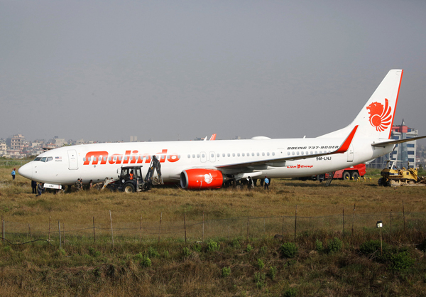 目前机上139名乘客和机组人员目前处于安全状态，飞机正在维修中（4月20日摄）。.jpg