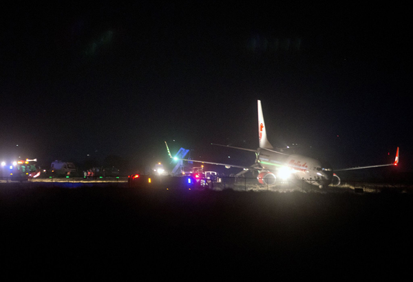 4月19日，尼泊尔机场一客机起飞时冲出跑道。.jpg