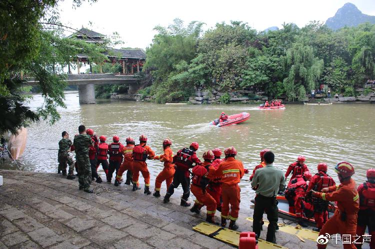 图为消防官兵正在涉事河段全力搜救落水群众