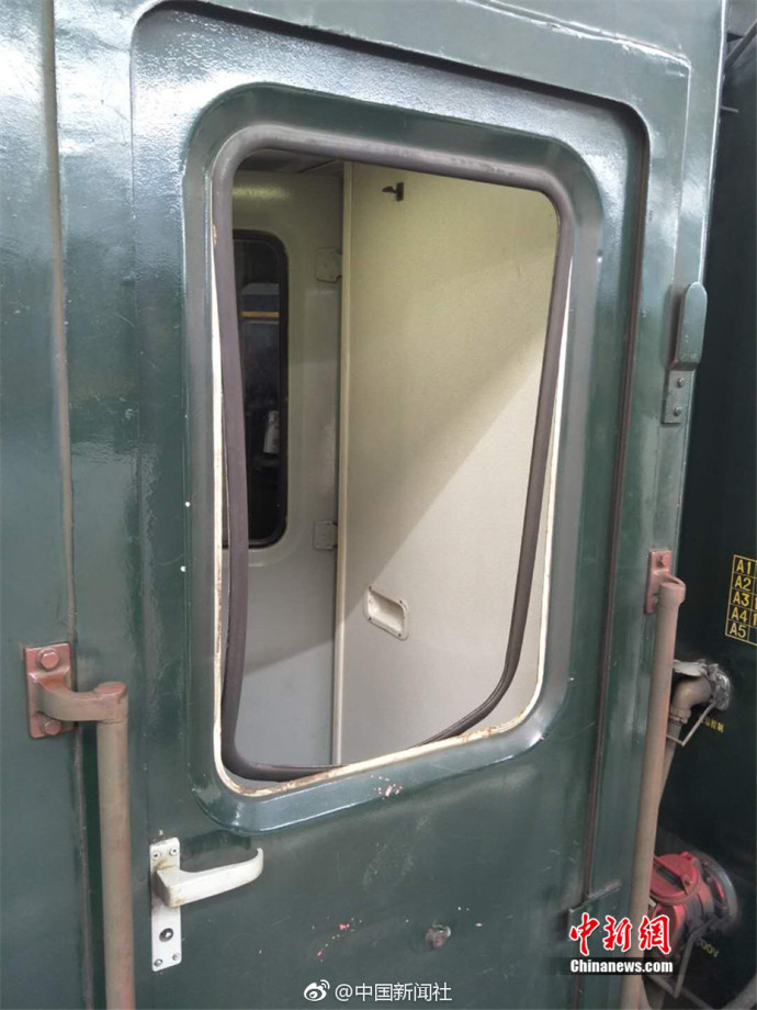奇葩!男子无票强行上火车被劝阻 踹碎车窗被拘留