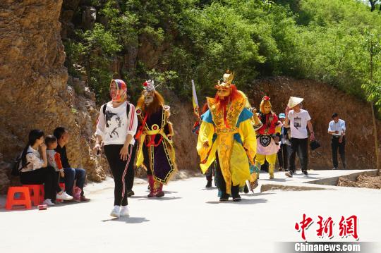 村民扮演成《西游记》中的神怪角色在山间吸引游人。　张旭 摄