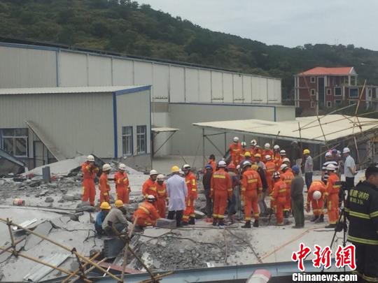 福建莆田在建房发生坍塌事故致1死12伤仍有4人被困