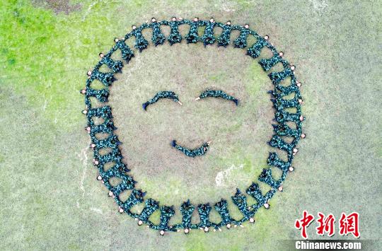图为5月8日，武警江苏省总队泰州支队开展“微笑进军营 奉献在岗位”活动。　汤德宏 摄