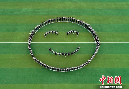 图为泰州一中学学生在操场上拼出笑脸表情，迎接世界微笑日。　汤德宏 摄
