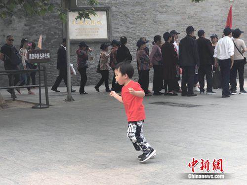 5月10日，一名儿童在北京北海公园玩耍。