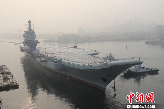 中国第二艘航母首次出海试验。　李刚 摄