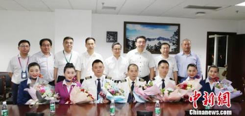 5月14日晚，机组亮相成都市第一人民医院，前排中间男性为机长刘传健。　时光 摄