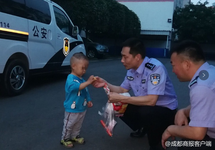 两岁男童走丢后被警方找到 父母浑然不知